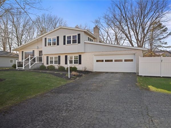 795 Robertson Rd, Hermitage, PA 16148