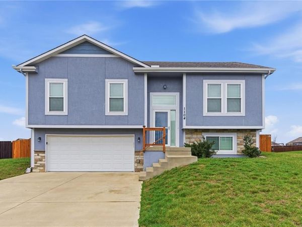 1104 SW 10th Terrace, Oak Grove, MO 64075