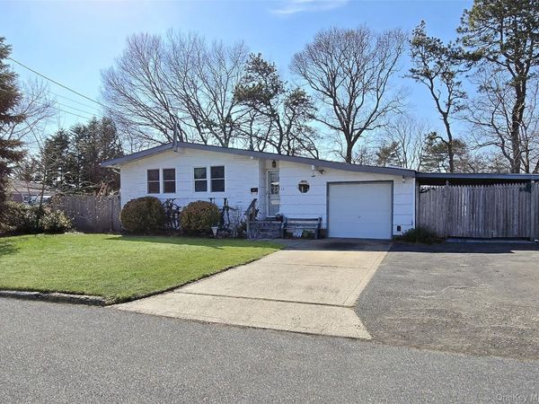 32 Dennis Drive , Lake Ronkonkoma, NY 11779