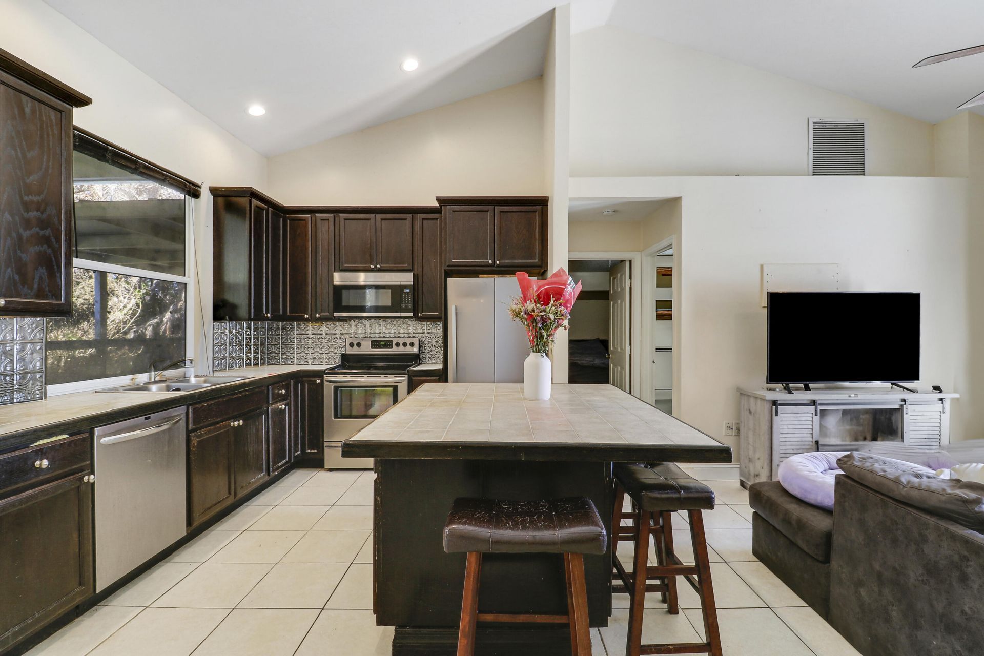 533 NW Avon Avenue, Port Saint Lucie, FL 34983 Photo