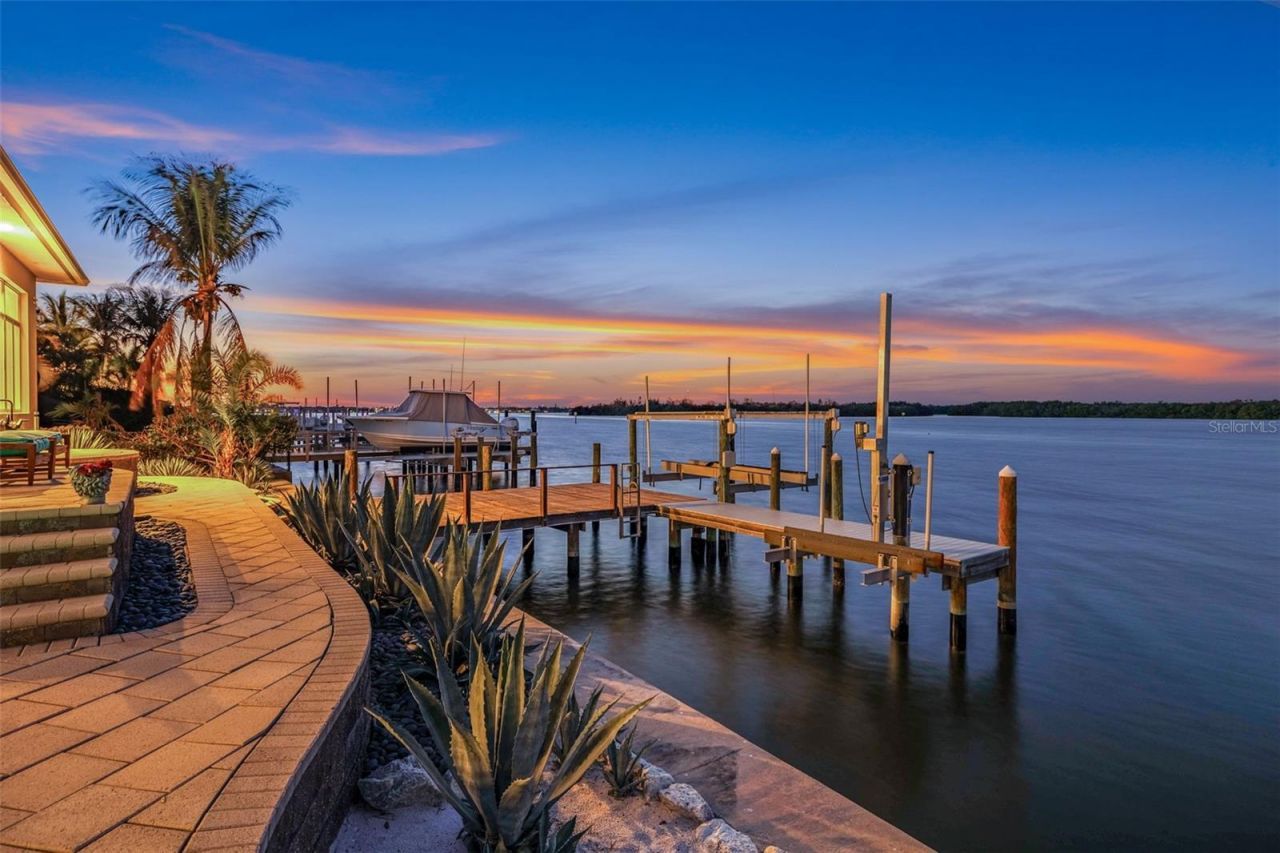 2279 Mermaid Point Ne, Saint Petersburg, FL 33703 Photo