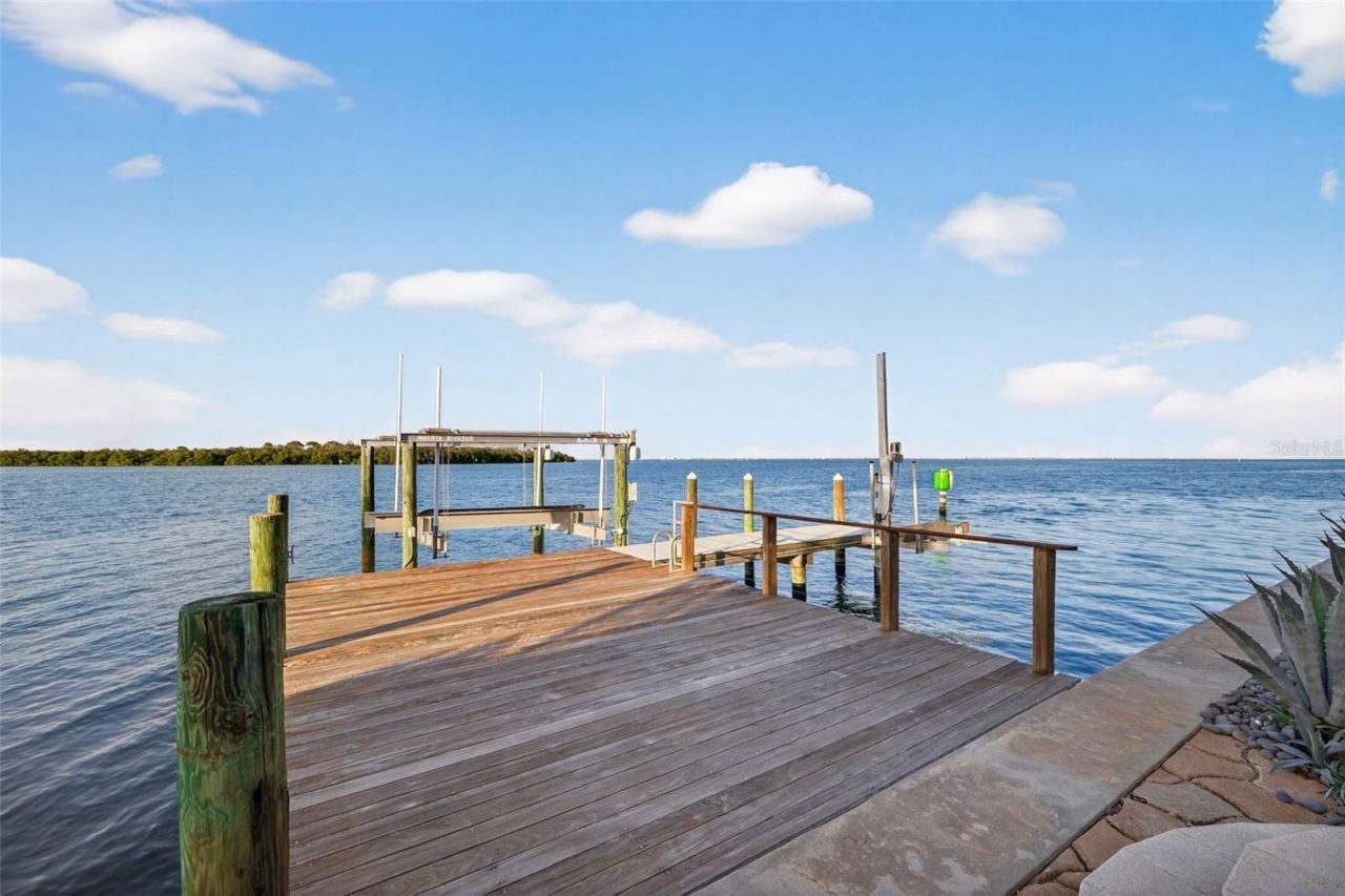 2279 Mermaid Point Ne, Saint Petersburg, FL 33703 Photo