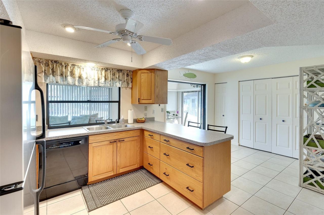 6004 Vivienda Drive , Unit 8, Bradenton, FL 34207 Photo