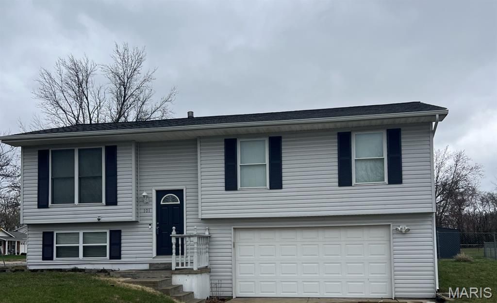 101 El Caballo Drive , Saint Peters, MO 63376 Main Photo