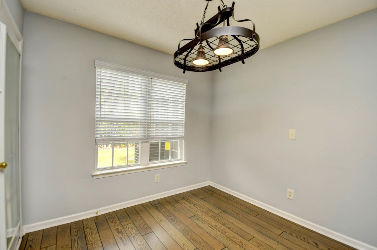 564 Uniola Dr. Photo 14