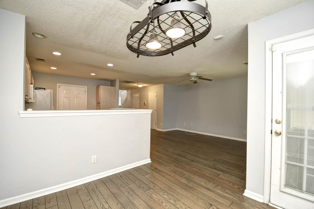 564 Uniola Dr. Photo 16