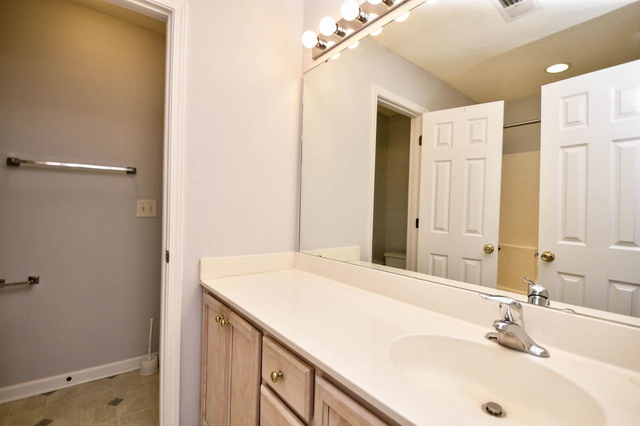 564 Uniola Dr. Photo 22