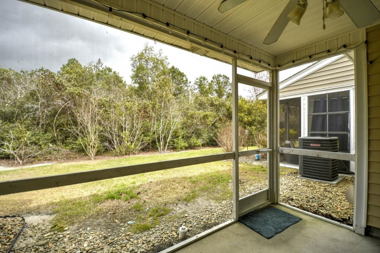 564 Uniola Dr. Photo 32