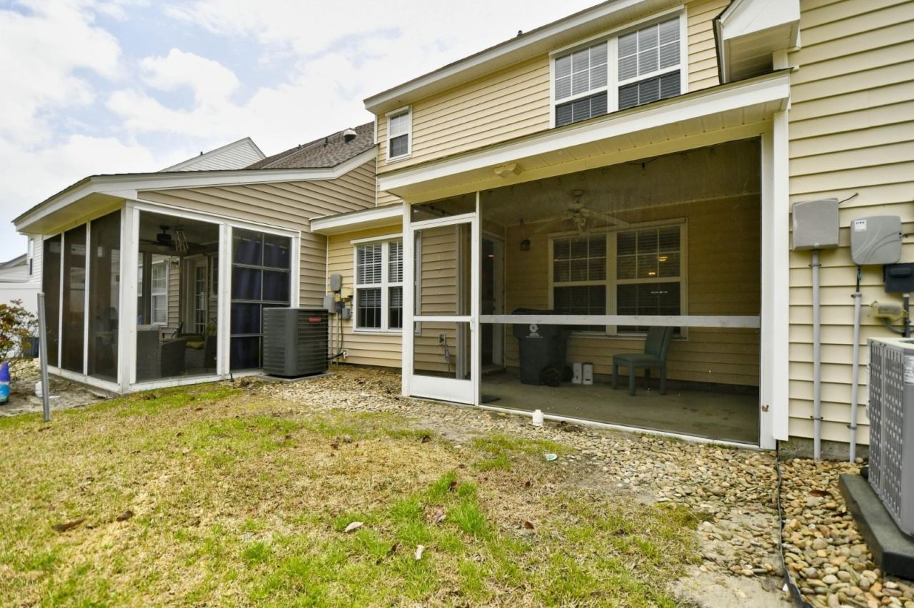 564 Uniola Dr. Photo 35