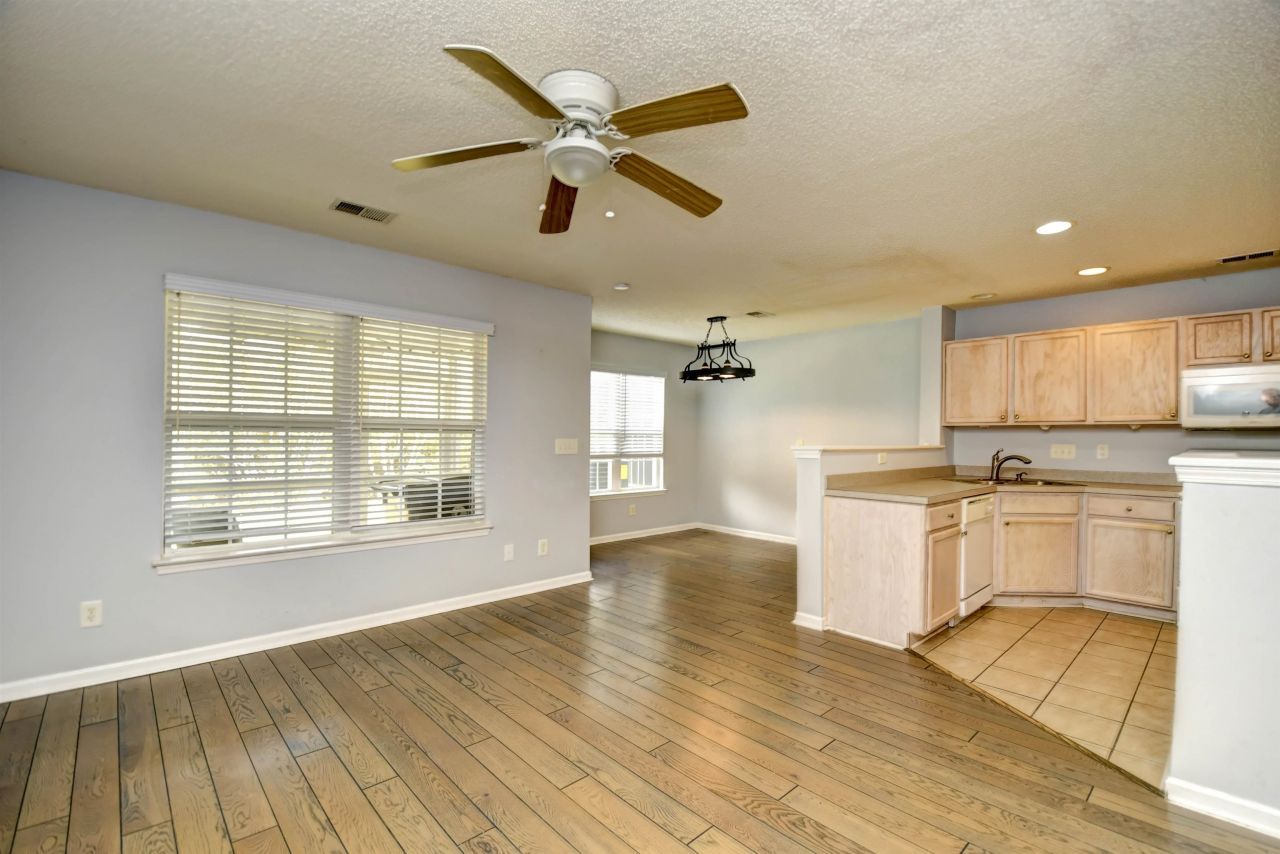 564 Uniola Dr. Photo 9