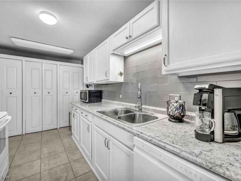 2021 King James Pky, Unit 316, Westlake, OH 44145 Photo 6