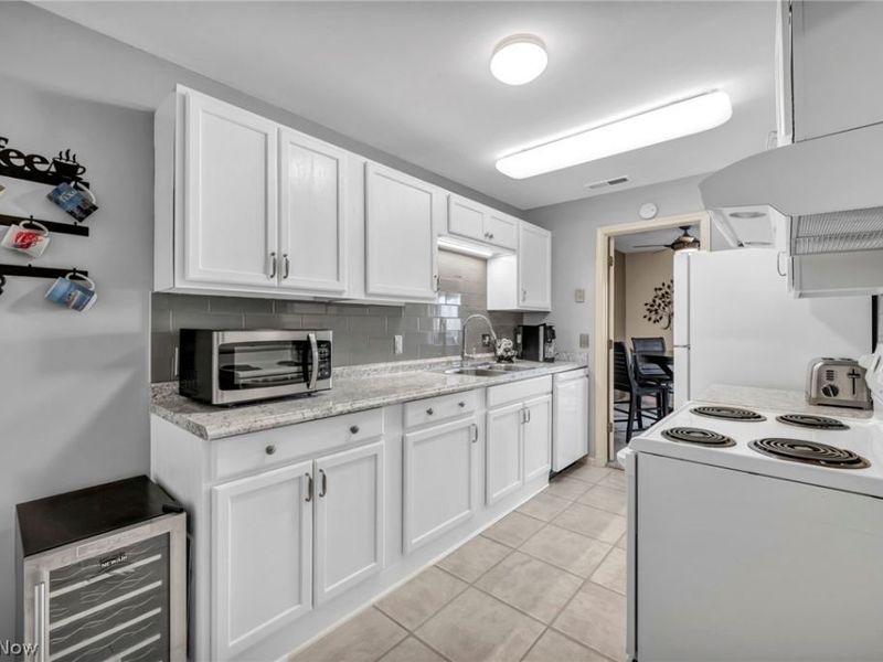 2021 King James Pky, Unit 316, Westlake, OH 44145 Photo 9