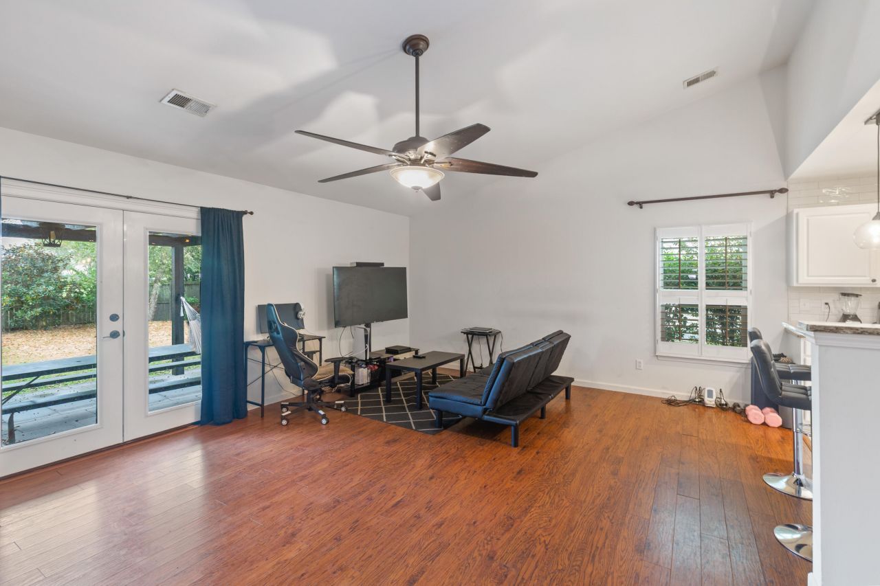 518 Holiday Drive Photo 12