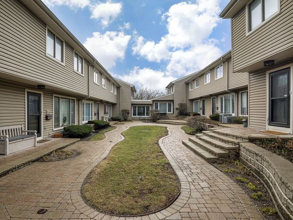 1150 Meadow Road , Northbrook, IL 60062