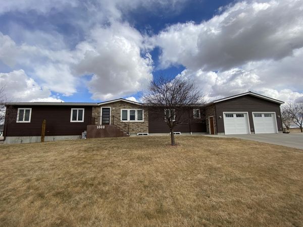 1002 S 4th St, Parkston, SD 57366
