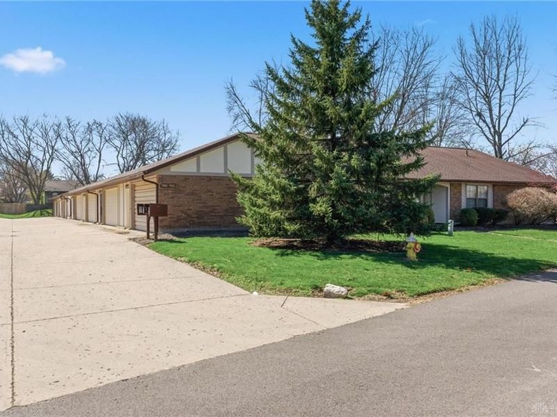 792 Pine Needles Drive, Centerville, OH 45458 Photo 2