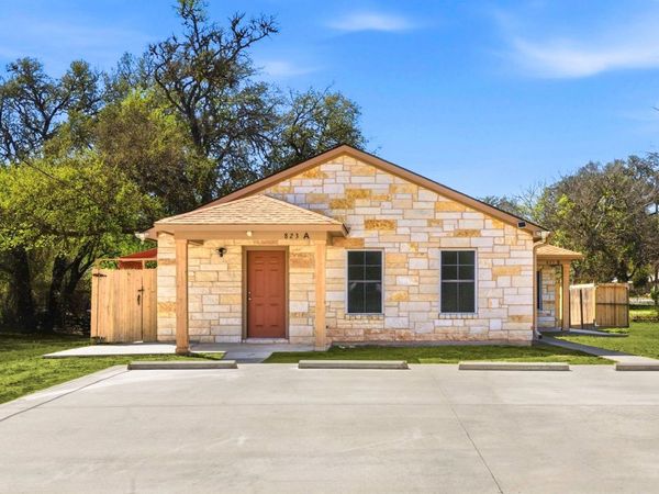 823 N Commerce ST , Unit B, Lockhart, TX 78644