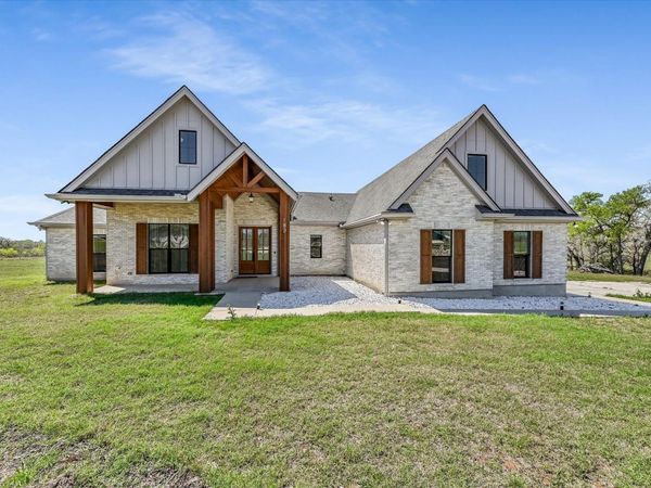 183 Lakeview CIR, Lockhart, TX 78644