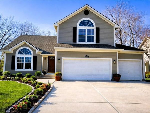 4000 SW Chatham Drive, Lee's Summit, MO 64082