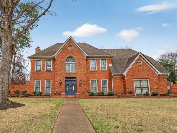 8962 GREEN LEAVES DR, Germantown, TN 38139