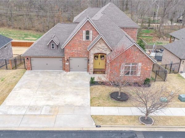 109 NW Highland Road , Bentonville, AR 72712