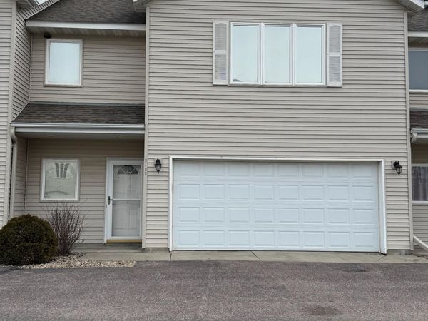 2122 Willow Trail, North Mankato, MN 56003