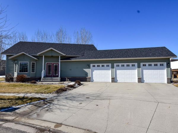 913 41ST Avenue S, Moorhead, MN 56560