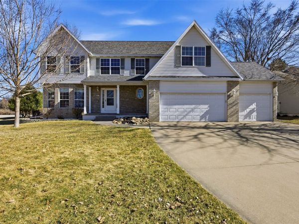 7814 Westbury Drive NE, Cedar Rapids, IA 52402