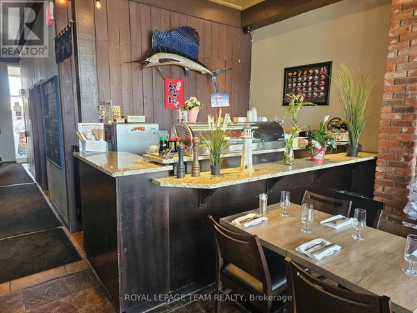 1831 Robertson Road, Ottawa, ON K2H8X3