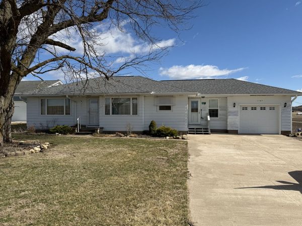 1167 432nd Avenue , Clinton, IA 52732