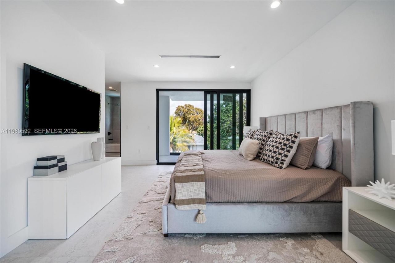 2943 SW 21st St , Miami, FL 33145 Photo