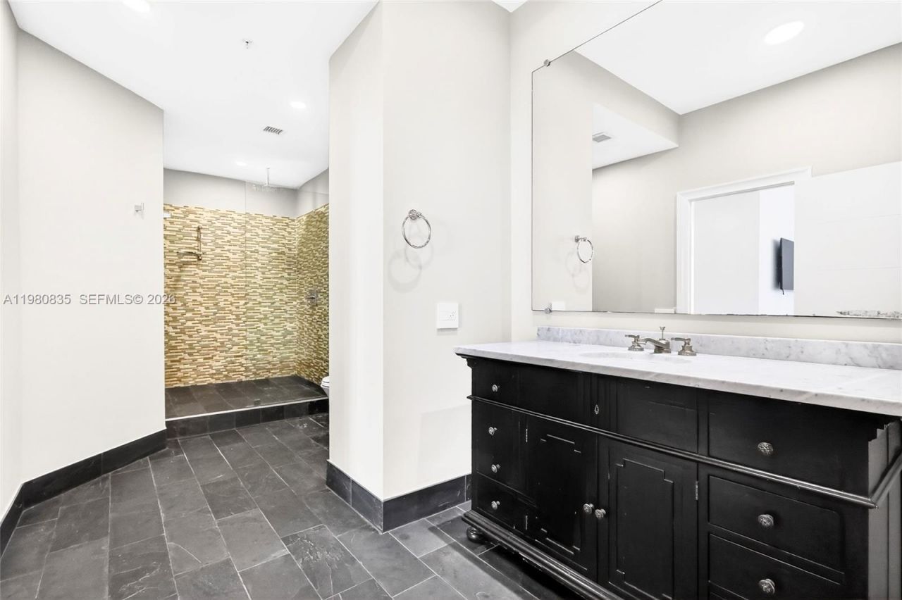 701 Brickell Key Blvd, Unit LPH-06, Miami, FL 33131 Photo