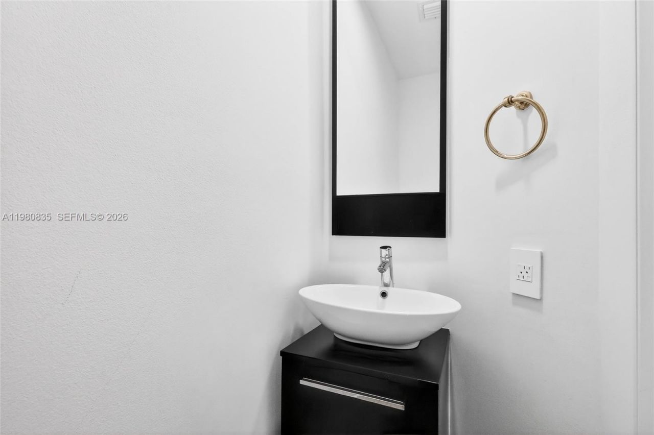 701 Brickell Key Blvd, Unit LPH-06, Miami, FL 33131 Photo