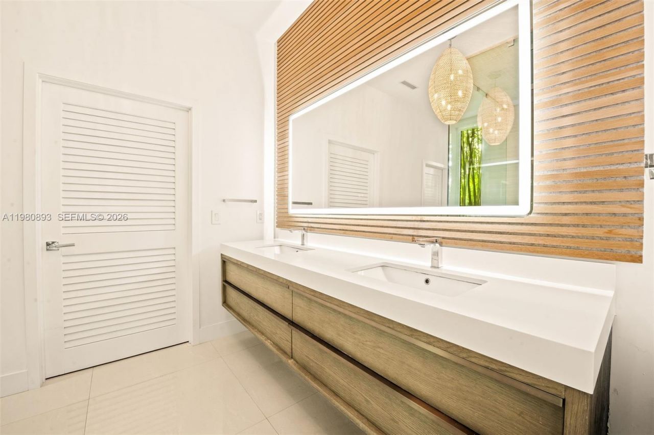 865 W 47th St , Miami Beach, FL 33140 Photo