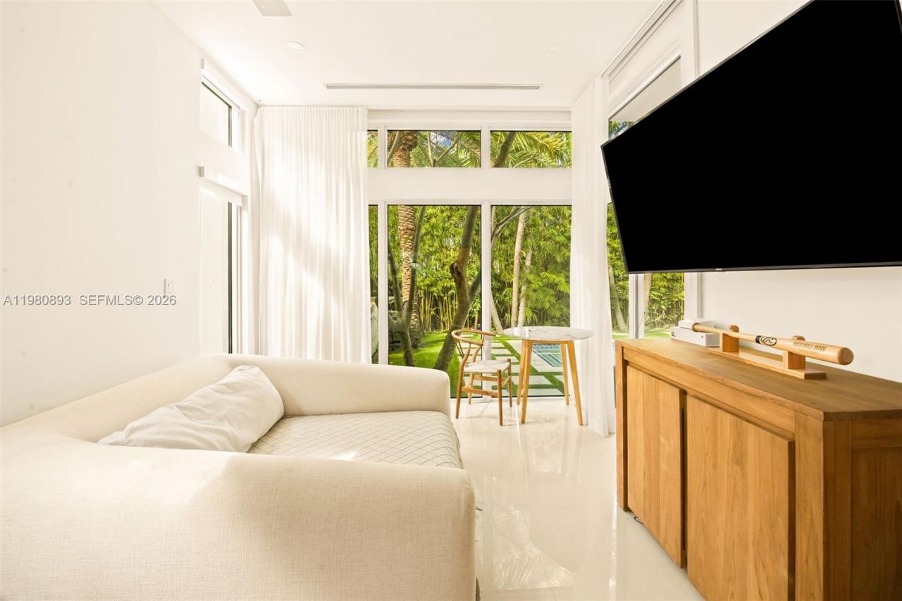 865 W 47th St , Miami Beach, FL 33140 Photo