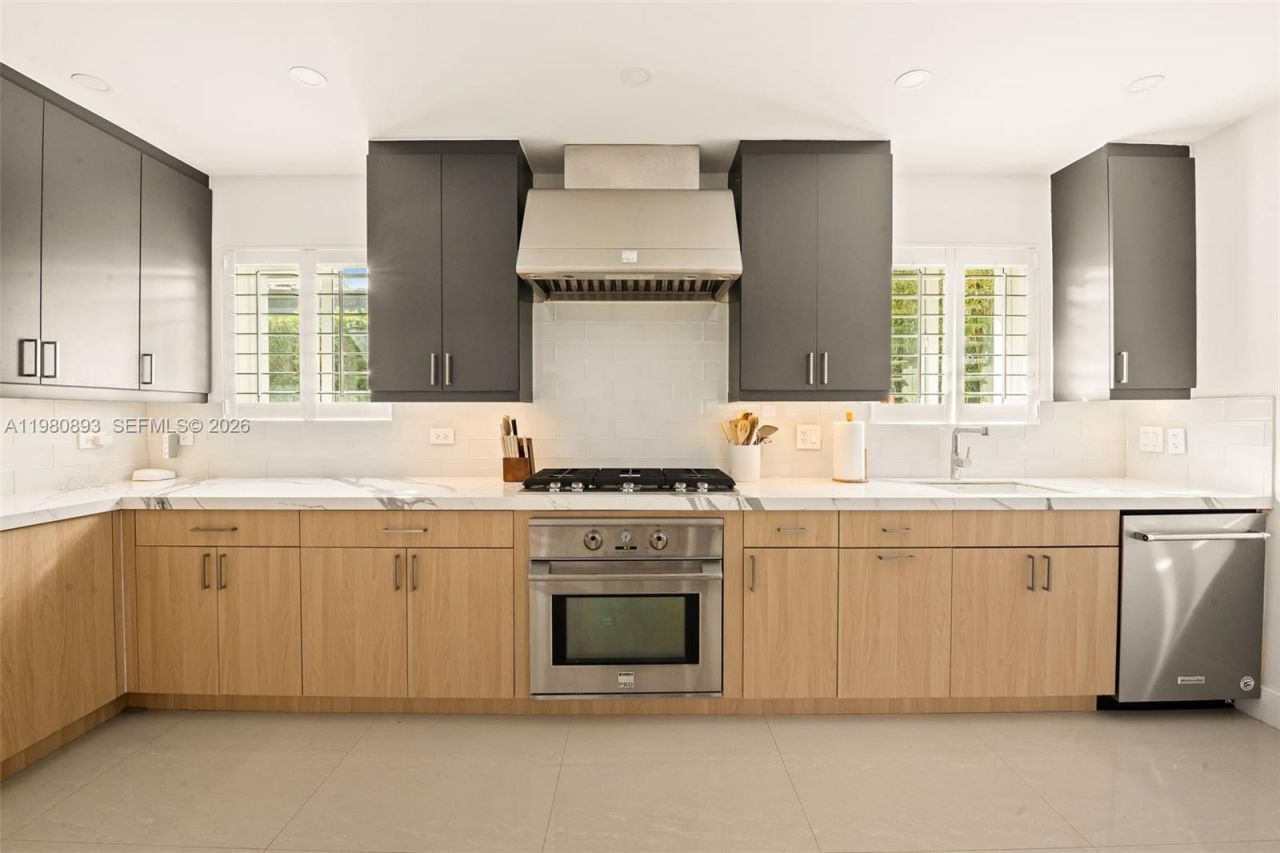 865 W 47th St , Miami Beach, FL 33140 Photo