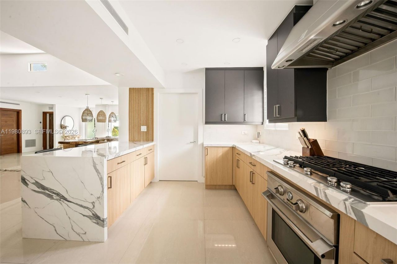 865 W 47th St , Miami Beach, FL 33140 Photo