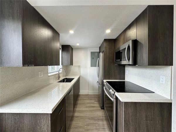 913 NE 17th St , Unit 8, Fort Lauderdale, FL 33305