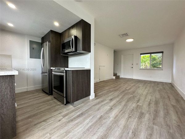 913 NE 17th St, Unit 8, Fort Lauderdale, FL 33305