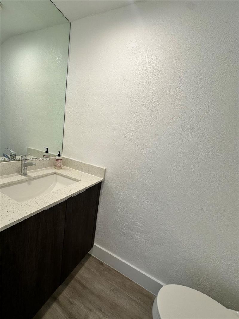 913 NE 17th St, Unit 8, Fort Lauderdale, FL 33305 Photo