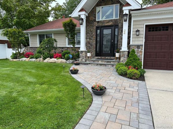 24 Green Drive , Roslyn, NY 11576