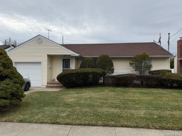 121 Farnum Boulevard, Franklin Square, NY 11010