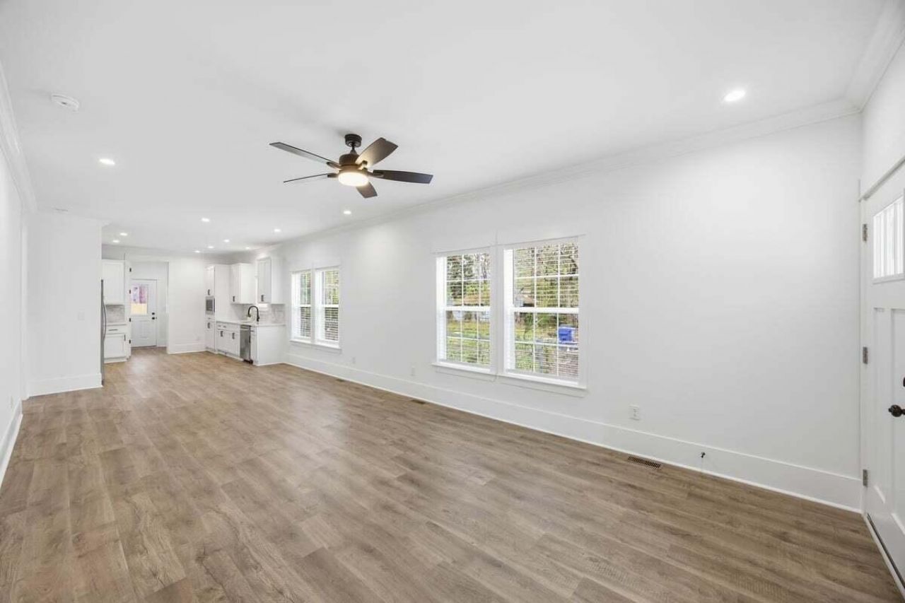 1550 Larry Street Photo 4