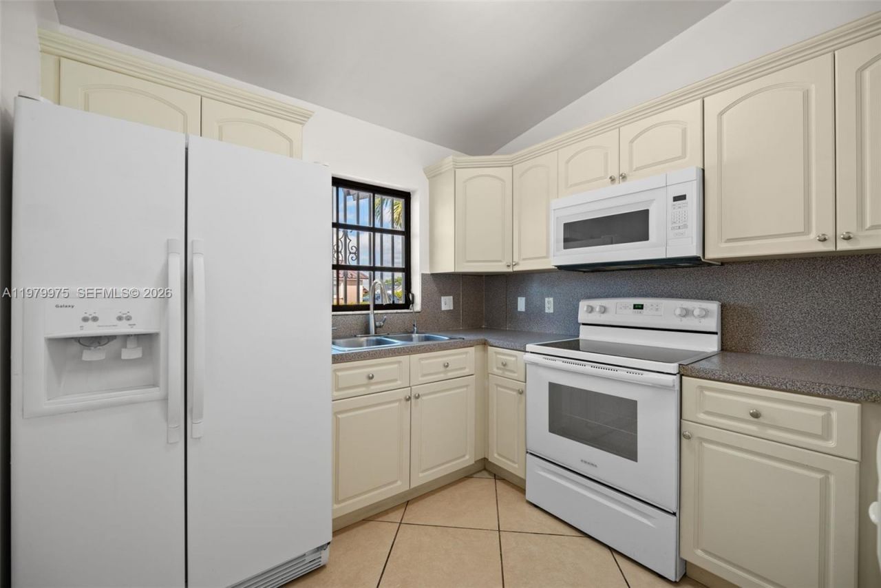 2496 W 70th Pl , Hialeah, FL 33016 Photo