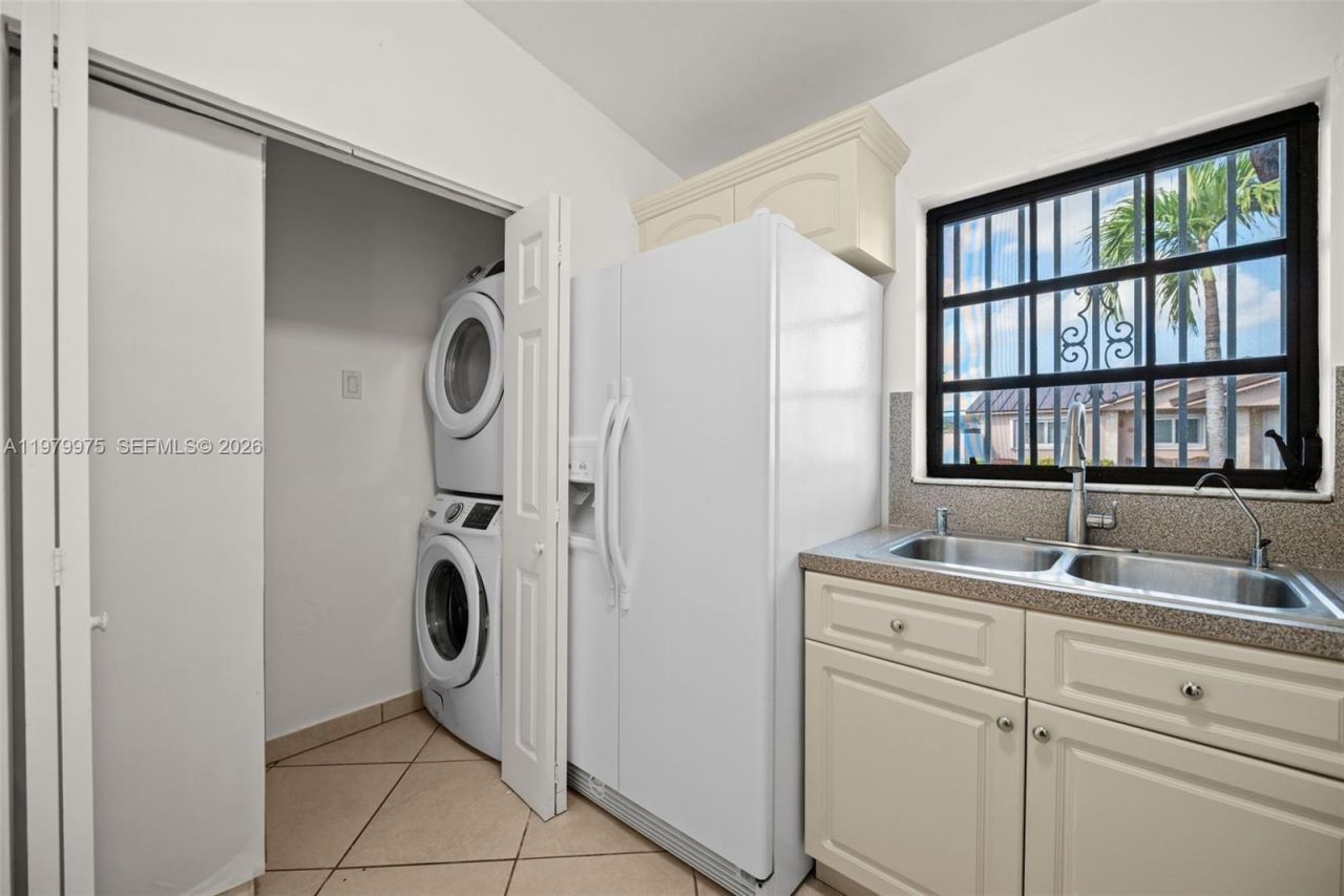 2496 W 70th Pl , Hialeah, FL 33016 Photo