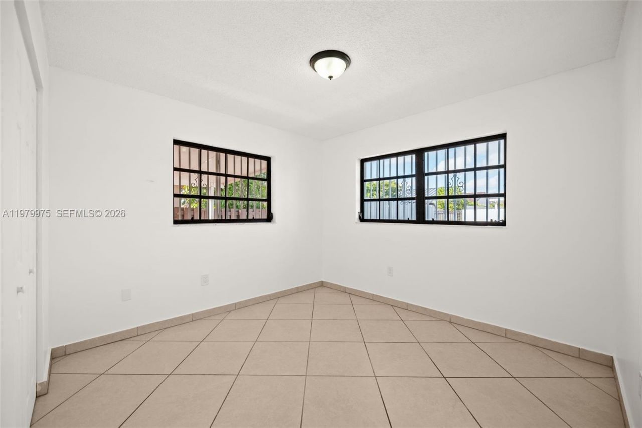 2496 W 70th Pl , Hialeah, FL 33016 Photo