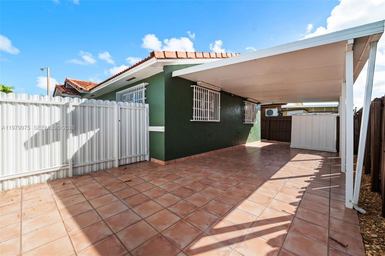 2496 W 70th Pl , Hialeah, FL 33016 Photo