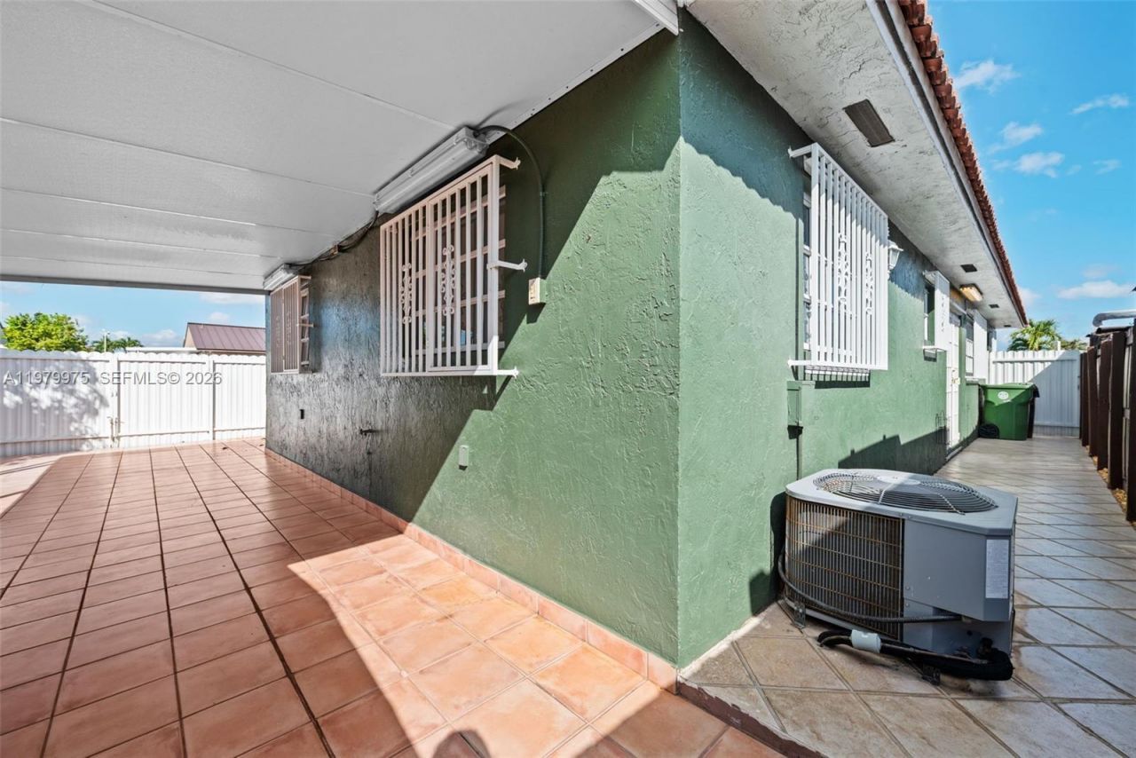 2496 W 70th Pl , Hialeah, FL 33016 Photo