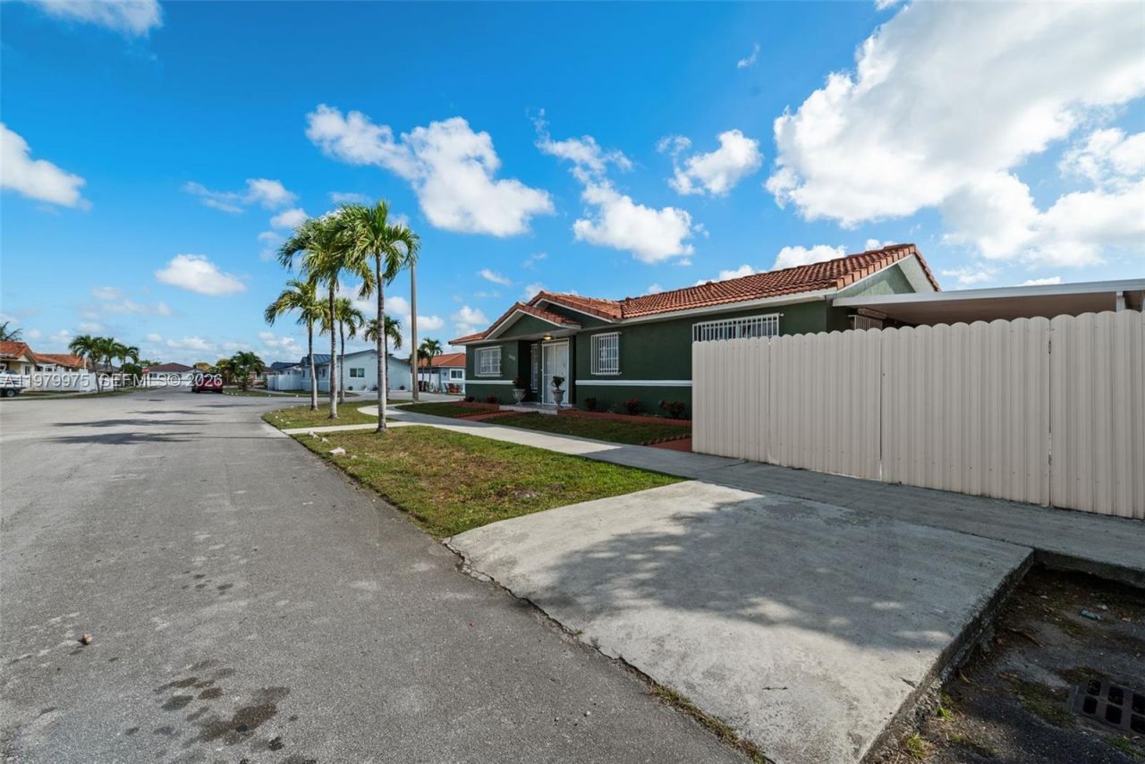 2496 W 70th Pl , Hialeah, FL 33016 Photo