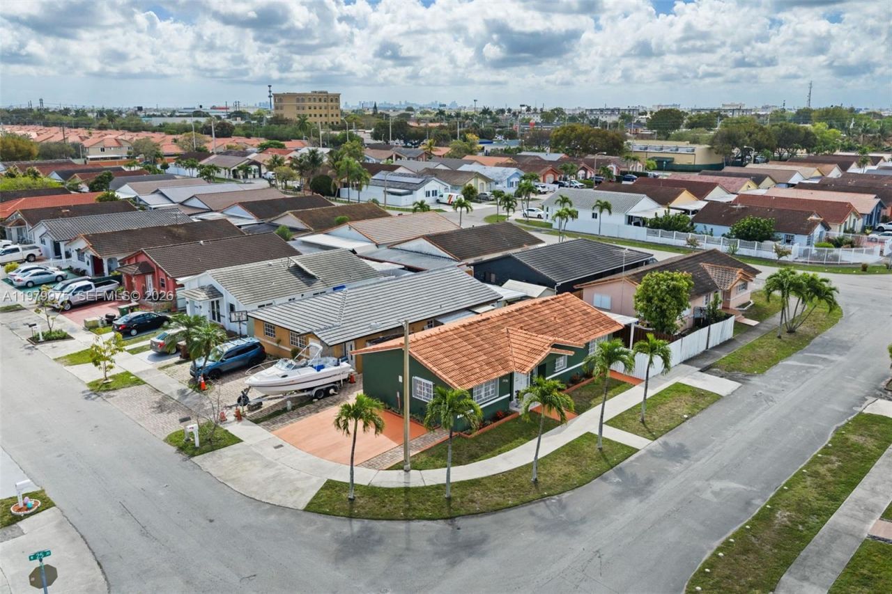 2496 W 70th Pl , Hialeah, FL 33016 Photo